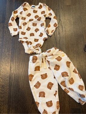 Old Navy baby bear matching outfit size 6-12 months